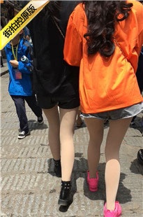 两个身材极好的美眉在逛街[172M/MOV]