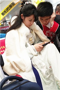 4K-高铁站候车的古装漂亮长发美女[487M/MP4]