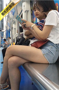 地铁拍摄邻座蓝色牛仔热裤极品大白腿美眉[208M/MOV]
