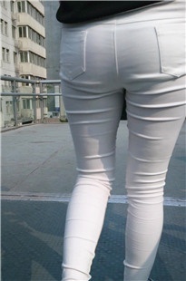 公交站的两个白裤美眉身材好[684M/MP4]