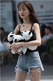 抱着娃娃的小姐姐3A539[1.02G]