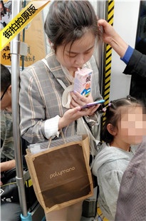 4K-地铁上的丝腿美女[493M/MP4]