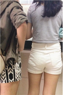 学校饭堂排在我前面的白裤翘臀学妹[54.7M/MOV]