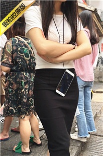 戴帽子的白色T恤黑色包臀长裙美眉[460M/MOV]