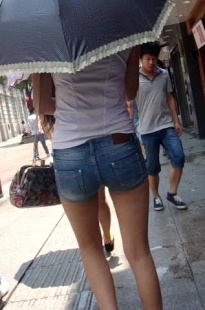 热裤MM上楼梯把屁屁翘起来了[159M/MPG]