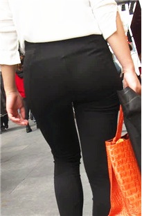 黑色紧身裤紧裹滚圆翘臀妹子[198M/MP4]