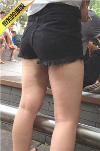 黑色热裤翘臀美眉浅路微笑线[330M/MOV]