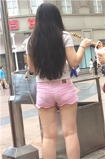 正在吃串的粉色热裤丰满MM [193M/MOV]