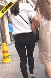 饱满PP黑裤小妹和闺蜜逛街[155M/MTS]