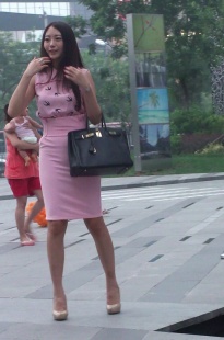 极品女神长裙包臀，内痕清晰可见[265M/MP4]