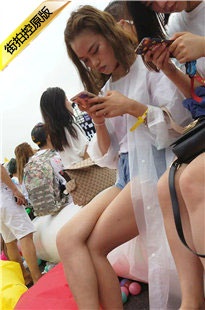 4K-一对玩手机的女孩[577M/MP4]