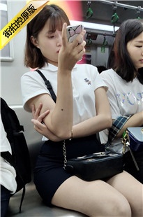 4K-地铁上的黑色短裙美腿极品美女[426M/MP4]