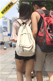 黑色牛仔热裤美眉PP路出微笑丝[356M/MOV]