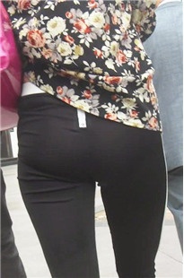 极品花色衬衣，黑色紧身裤紧裹饱满翘臀MM[176M/MP4]