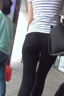 黑色紧身裤美眉步伐飞快[360M/M2TS]