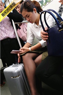 4K-地铁拍摄白衬衫中裙黑丝黑高OL [2.09G/MP4]