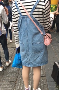 街拍牛仔连衣裙美眉[170M/MOV]