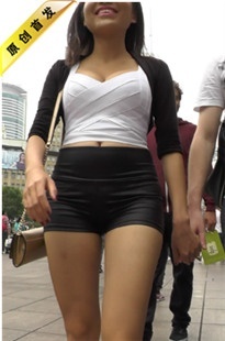 【幽明作品】性感紧身包臀皮短裤内痕大胸美女[MP4/741MB]