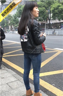 街拍蓝色紧绷牛仔裤皮衣女子[195M/MOV]