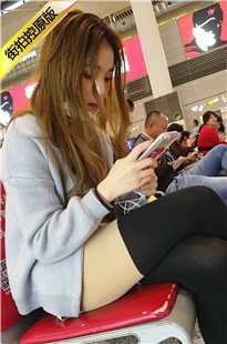 4K-车站等车的黑丝性感长腿漂亮美女神[694M/MP4]