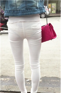 薄透白裤MM等公交，已经并不紧了[436M/MOV]