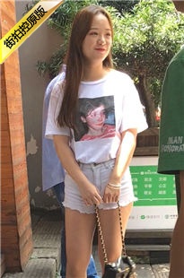 街拍热裤美女路边抽烟[348M/MOV]