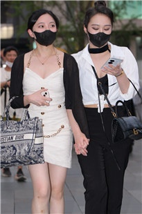 这些干净的女子穿这鞋子真配3A5385[2.24G]