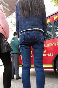 高挑紧身蓝牛小妹[190M/MP4]