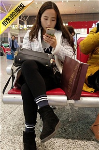4K-高铁站候车的黑色紧裤长发美眉[712M/MP4]
