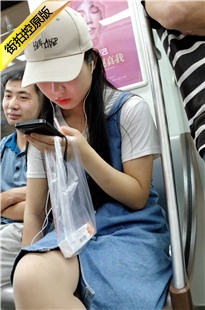 4K-地铁上玩手机的可爱美眉[2.69G/MP4]