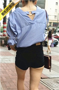 街拍黑色紧身牛仔热裤白腿美眉性感翘臀路出小月牙[164M/MOV]