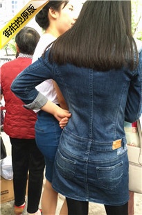 公交车站等车的肉色SW和黑色SW两个小妹[337M/MOV]