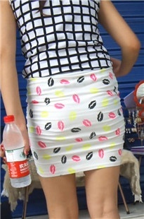 天气才转暧，有身材的妹子都出来秀翘臀了[288M/MP4]