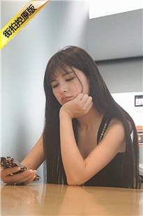 苹果商店极品美女性感翘臀，牛仔裤尽显修长身材[1.46G/MP4]