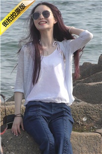 4K-很有气质的拍照街拍牛仔裤极品美女[1.44G/MP4]