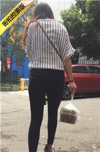 身材爆好的黑色紧身裤美女买饭回家[232M/MOV]