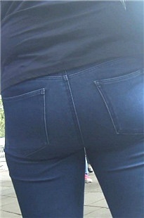 等人的丰满紧身牛仔裤翘臀美眉好多肉呀[136M/MP4]