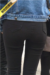 街拍等车的紧身极品紧臀黑裤美女[772M/MOV]