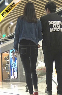 购物中心遇见灰色紧身牛仔裤美女[1.4G/MP4]