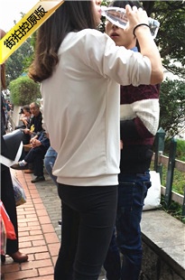 街拍黑色紧身牛仔裤翘臀美眉[319M/MOV]