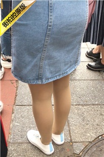 街拍浅蓝色牛仔短裙美眉[182M/MOV]