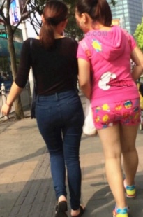 牛仔妹子的细腰圆臀[301M/MOV]