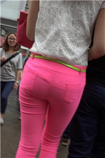 粉色紧身裤美女[178M/MTS]