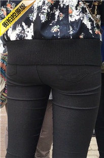 公交车站等车的紧绷黑裤翘臀美眉[235M/MOV]