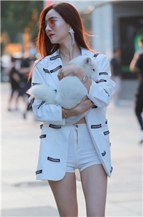 【玻璃街拍】抱白狐的热裤小姐姐MJ2025[3.5G]