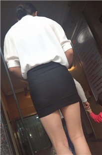 街头发宣传单的黑色包臀裙美眉[758M/MTS]