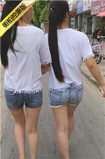 跟拍两个热裤学生美眉[724M/MP4]