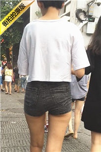 灰色紧身牛仔热裤短发美眉[554M/MOV]