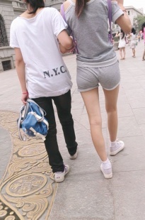 逛街跟拍灰布热裤紧臀美眉，内痕清晰可见[209M/MP4]