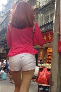 红衣白热裤翘臀MM [51M/MOV]